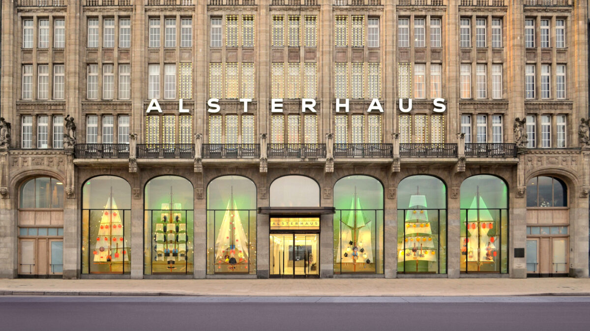 Alsterhaus Fassade. Der Fotocredit lautet KaDeWe GmbH.