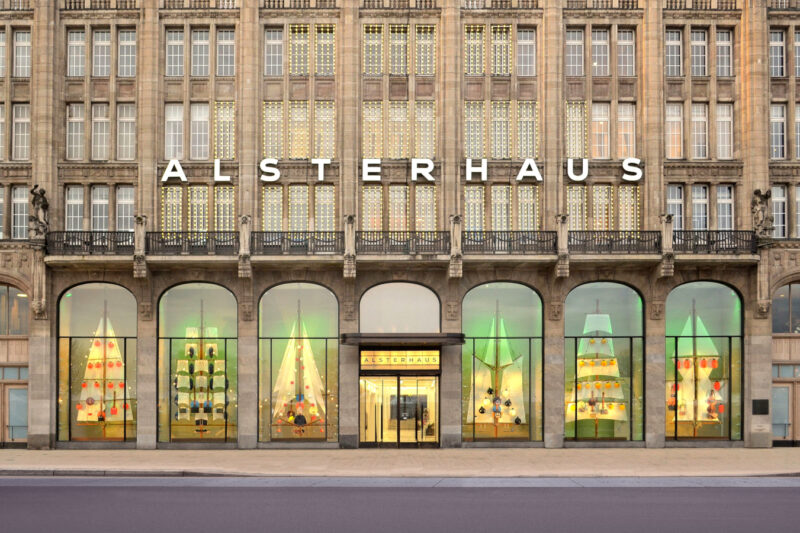 Alsterhaus Fassade. Der Fotocredit lautet KaDeWe GmbH.
